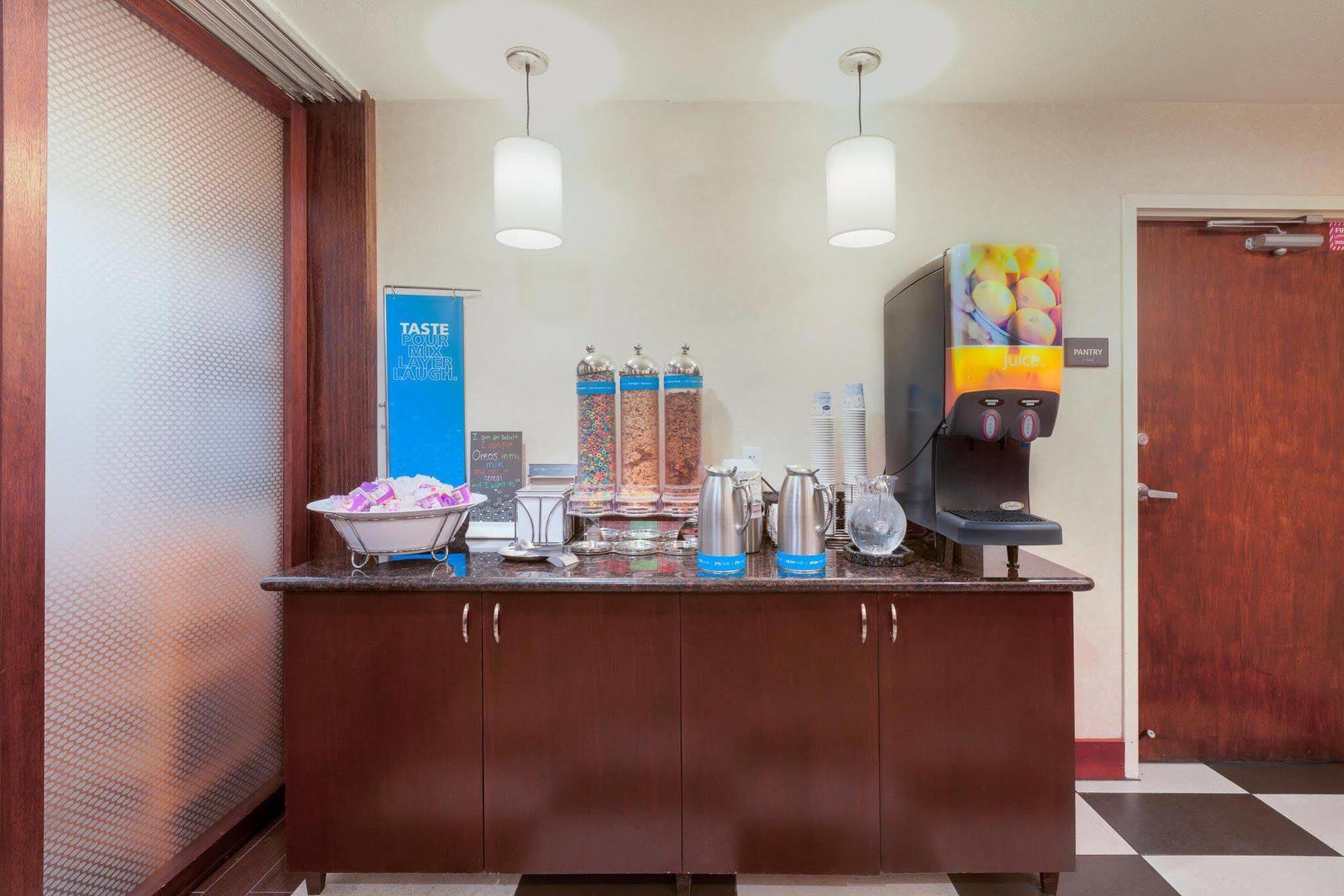 Springhill Suites By Marriott San Diego Mission Valley Экстерьер фото